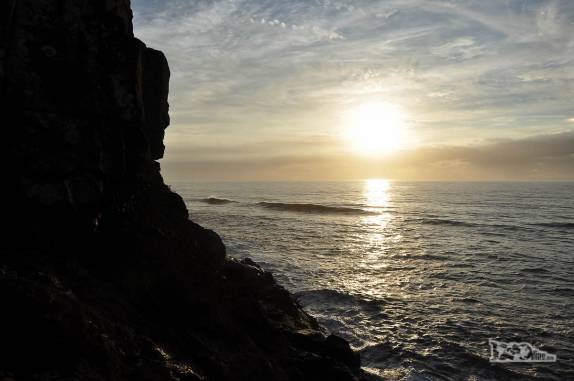 O sol acaba de nascer em Torres, litoral norte do Rio Grande do Sul